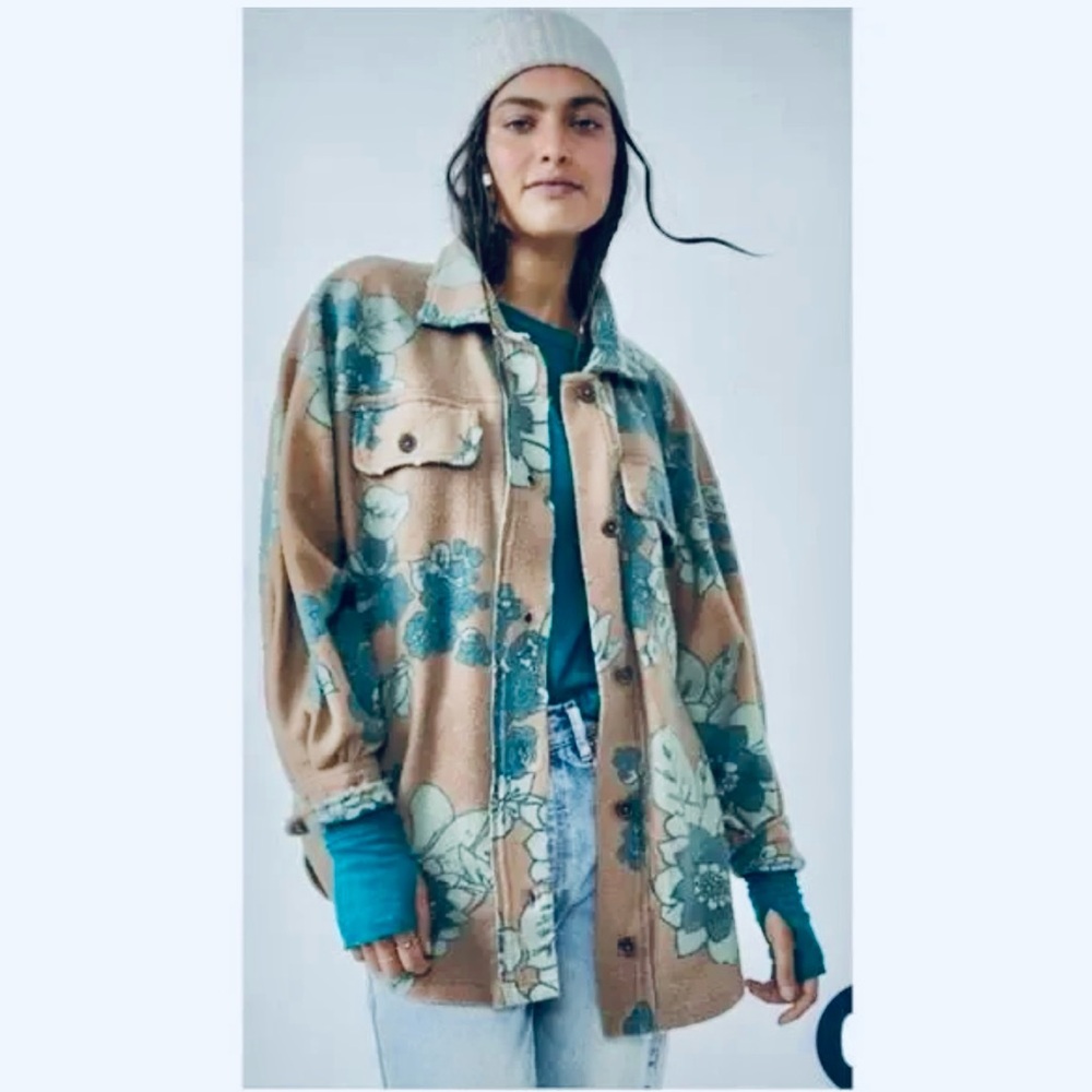 Free People Oversized Ruby Shirt Jacket Button Down Tan & Blue Floral Pockets XS
